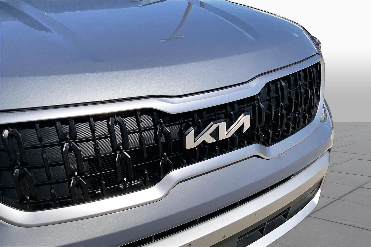 Used 2025 Everlasting Silver Kia LX image 28