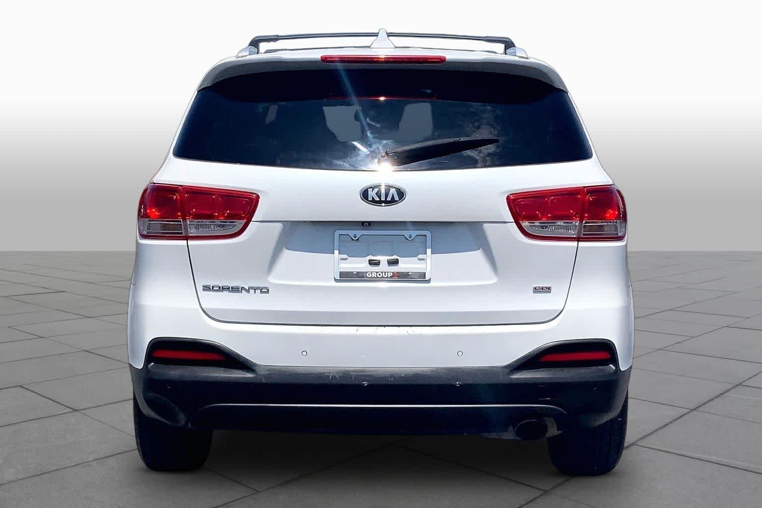 Used 2016 Snow White Pearl Kia LX image 5