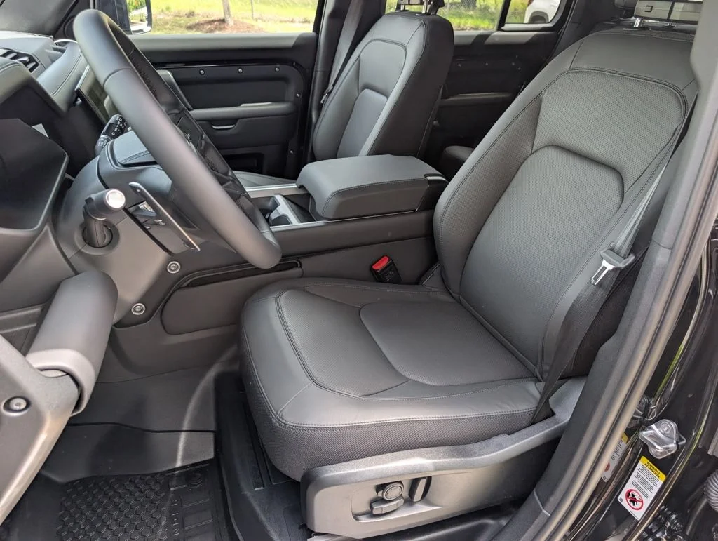 New 2026 Santorini Black Land Rover V8 image 5