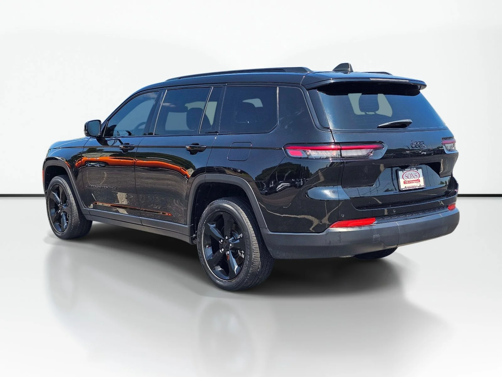 Used 2024 Diamond Black Crystal Pearlcoat Jeep Altitude image 12