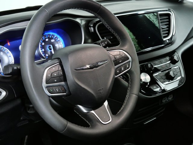 Used 2025 Black Chrysler Select image 19