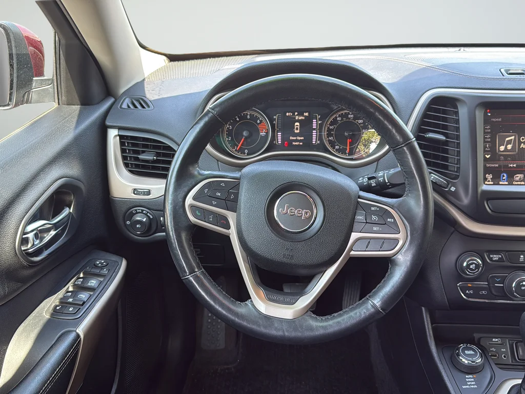 Used 2017 Red Jeep Latitude image 36