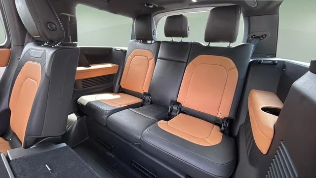 Used 2023 White Land Rover X-Dynamic SE image 33