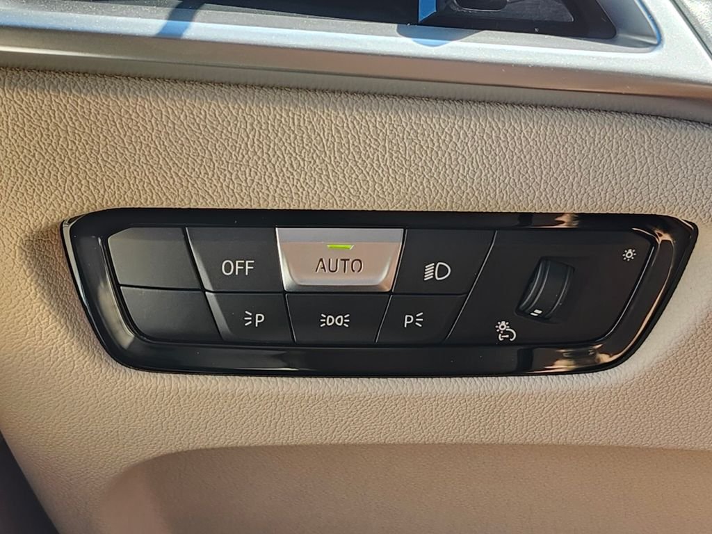 New 2026 White BMW 330i xDrive image 23