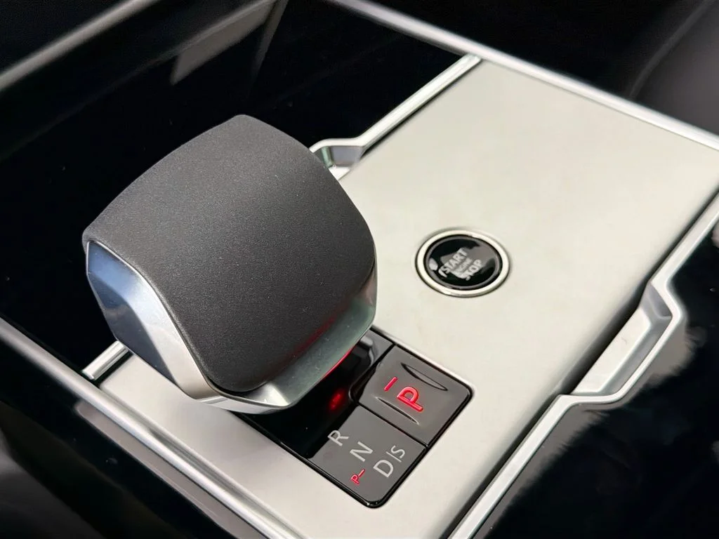 New 2026 Santorini Black Land Rover Autobiography image 17
