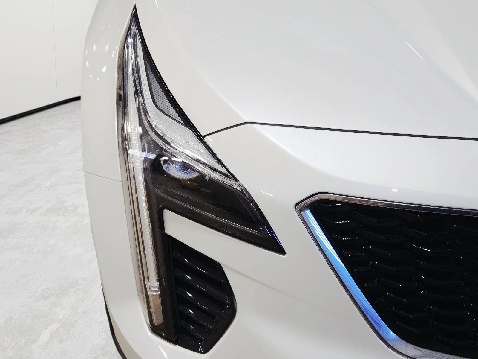 Used 2021 Crystal White Tricoat Cadillac AWD Sport image 13