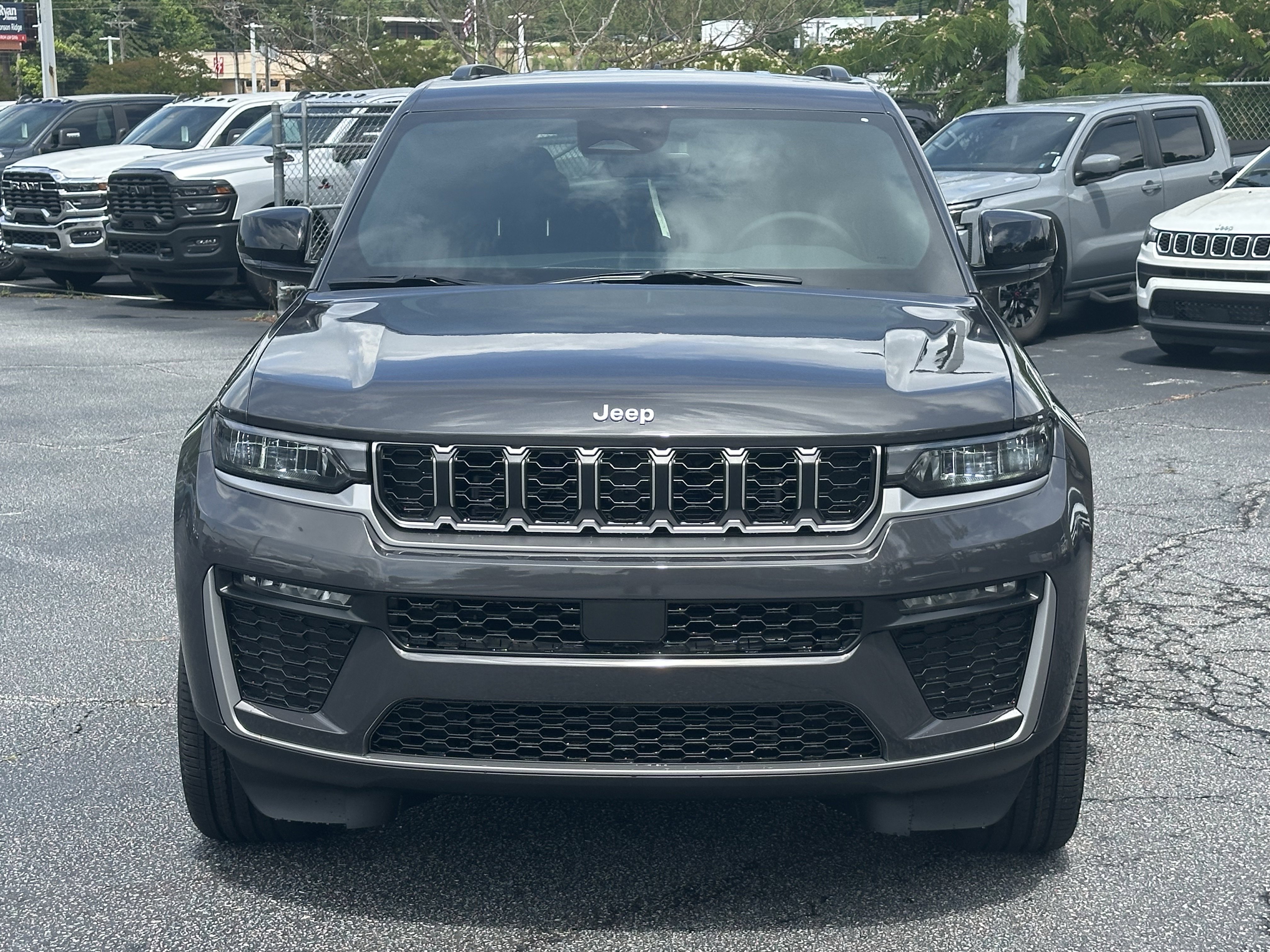 New 2026 Baltic Gray Metallic Clear-Coat Exterior Paint Jeep Limited image 3