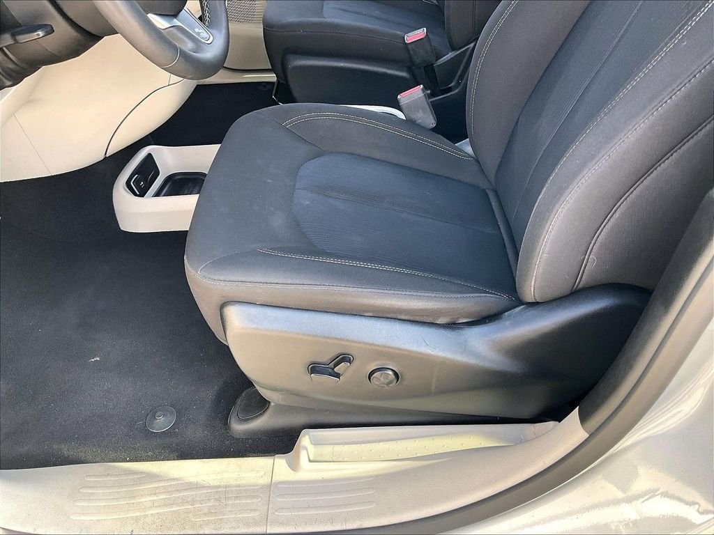 Used 2023 Silver Mist Clearcoat Chrysler LX image 32