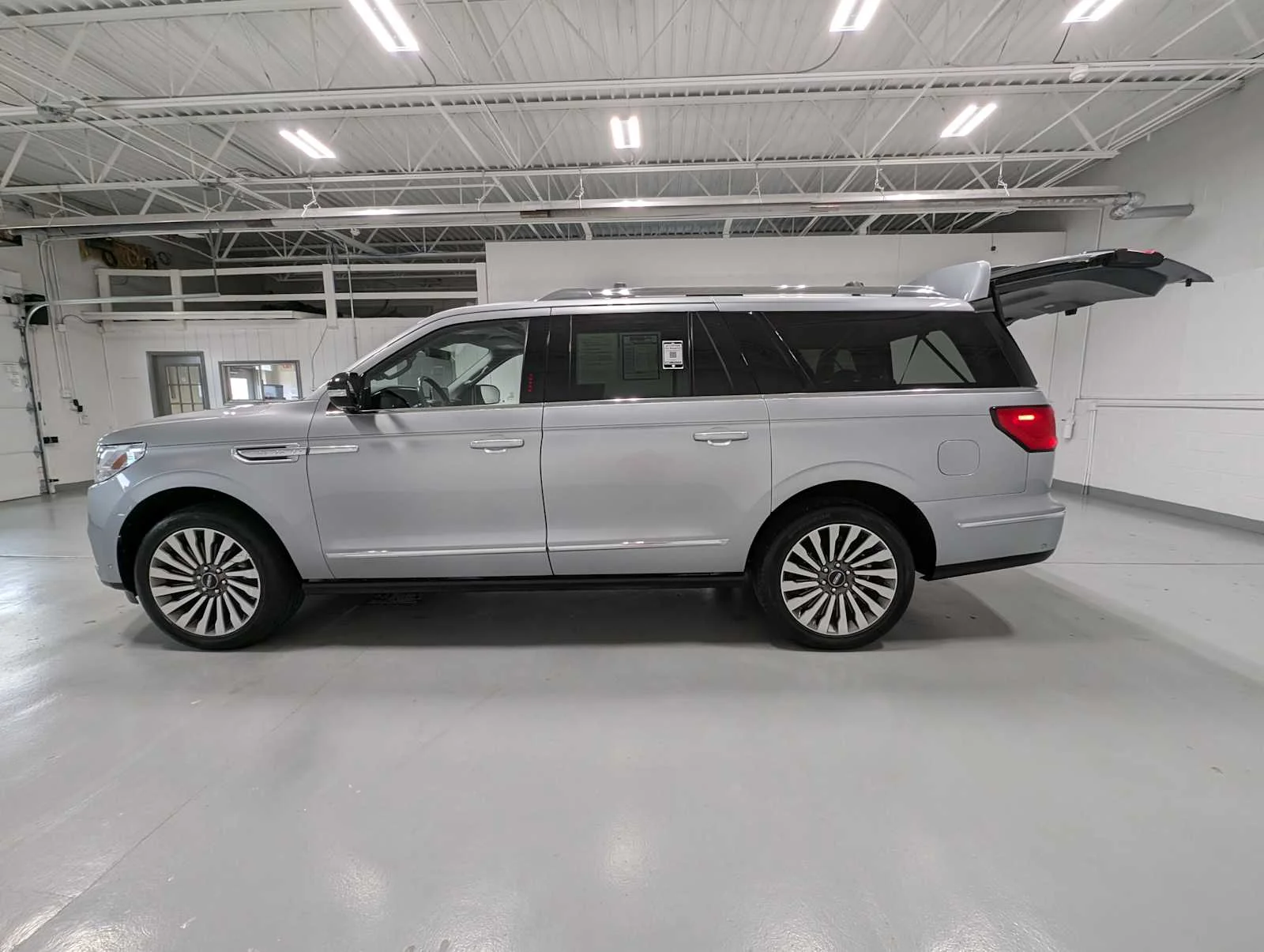Used 2020 Silver Radiance Lincoln Reserve image 12
