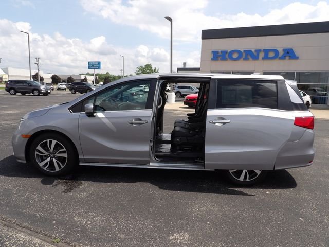 Used 2022 Lunar Silver Metallic Honda Touring image 45
