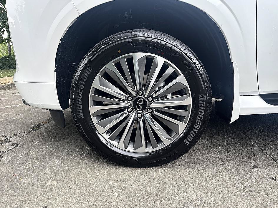 New 2027 Radiant White INFINITI LUXE image 8