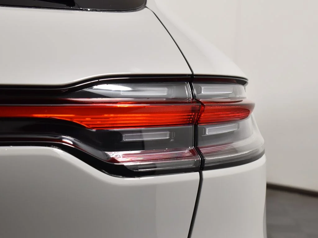 2026 Porsche Macan - Photo 13