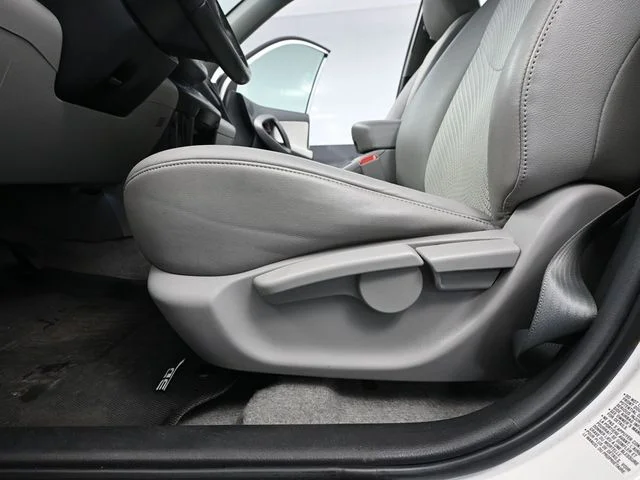 2012 Toyota RAV4 EV - Photo 19
