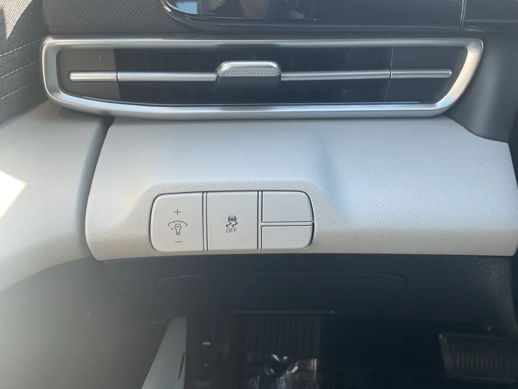 Used 2025 White Hyundai Limited image 31