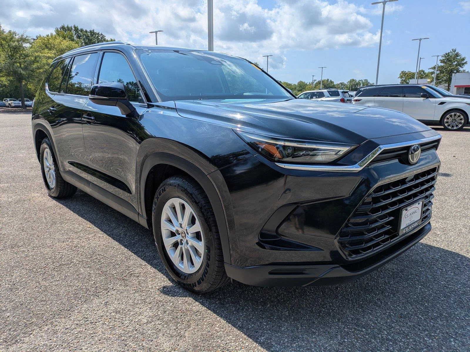 Used 2024  Toyota XLE image 2