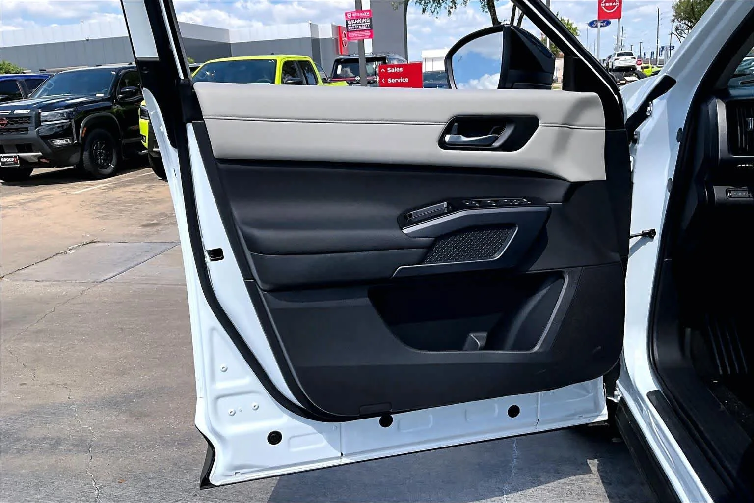 New 2026 Everest White Pearl TriCoat Nissan SL image 16
