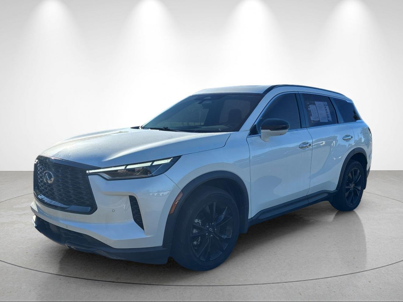 Used 2025 Majestic White INFINITI LUXE image 1