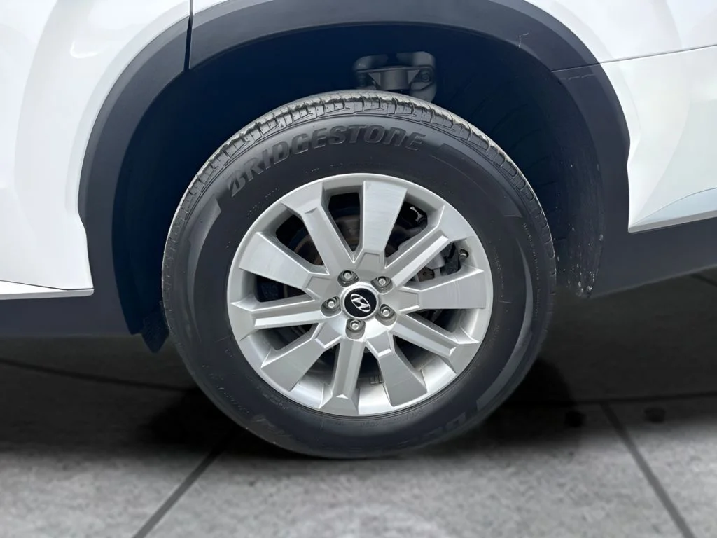 Used 2025 White Hyundai SEL image 21
