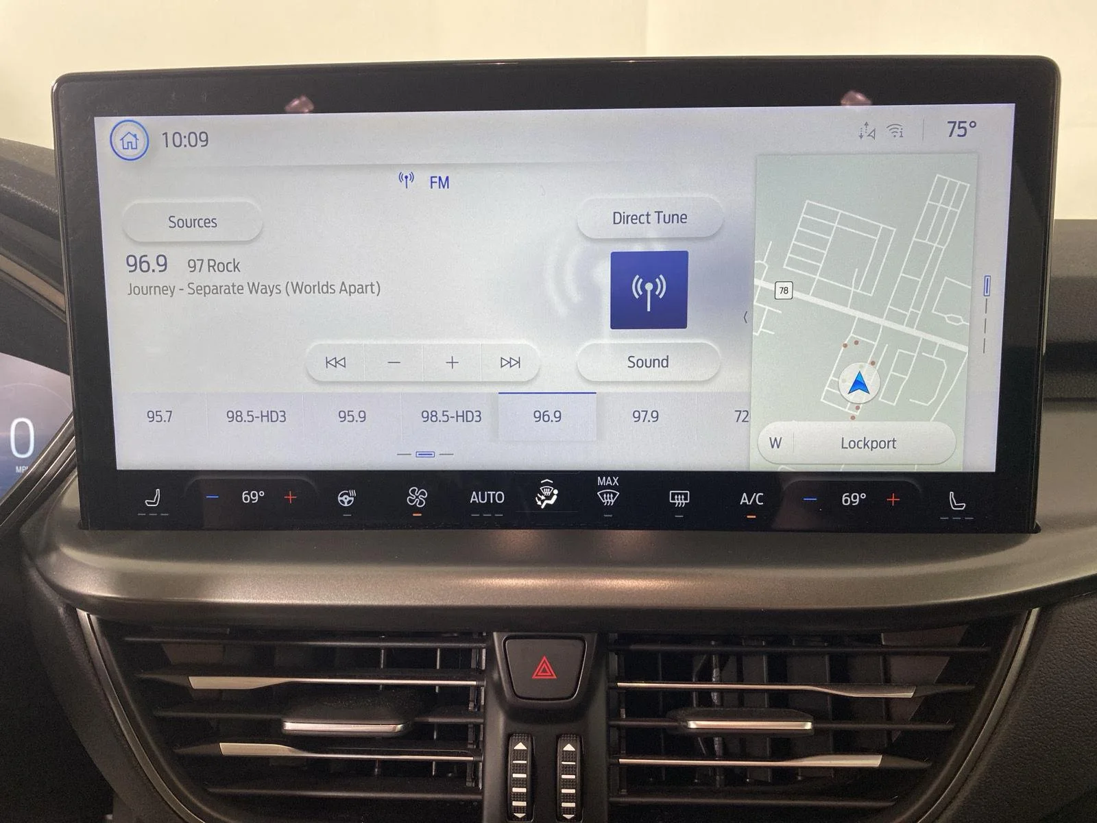 Used 2023 Vapor Blue Ford Active image 21