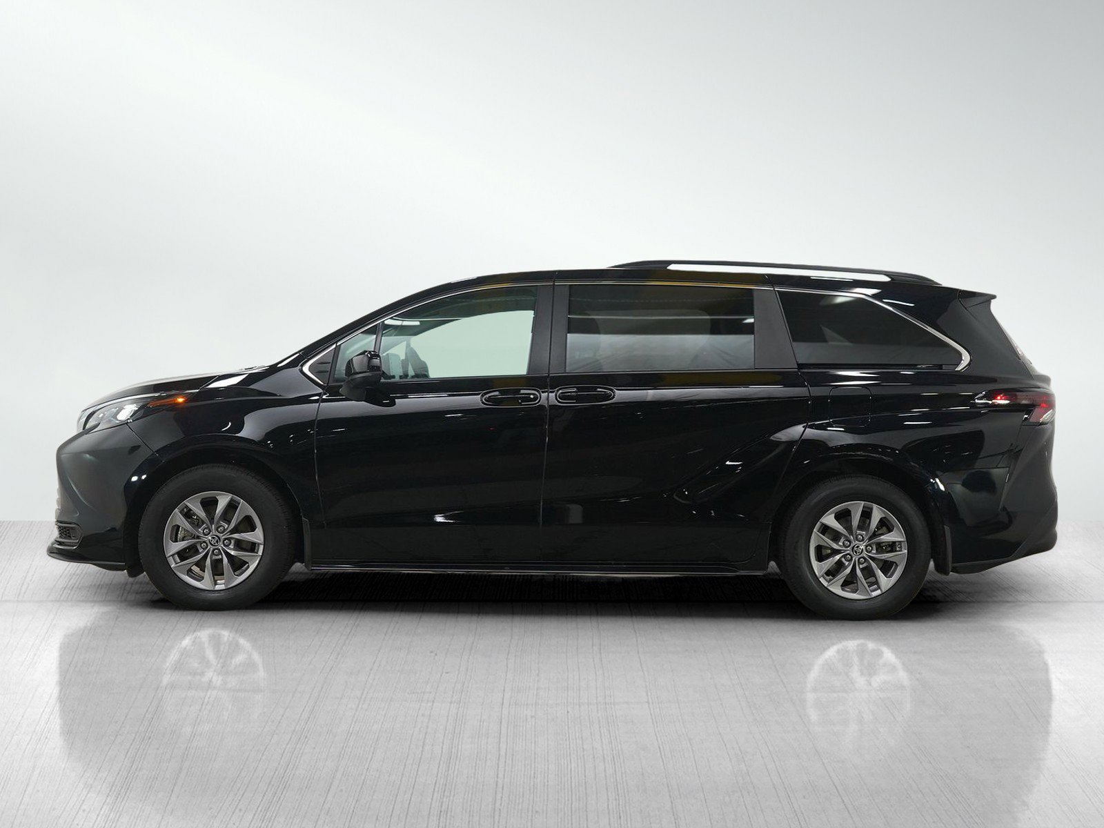 Used 2024 Toyota Sienna LE with VIN 5TDGSKFC6RS135502 for sale in Burnsville, Minnesota