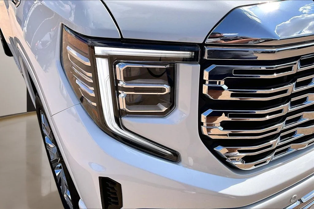 Used 2024 White GMC Denali image 32