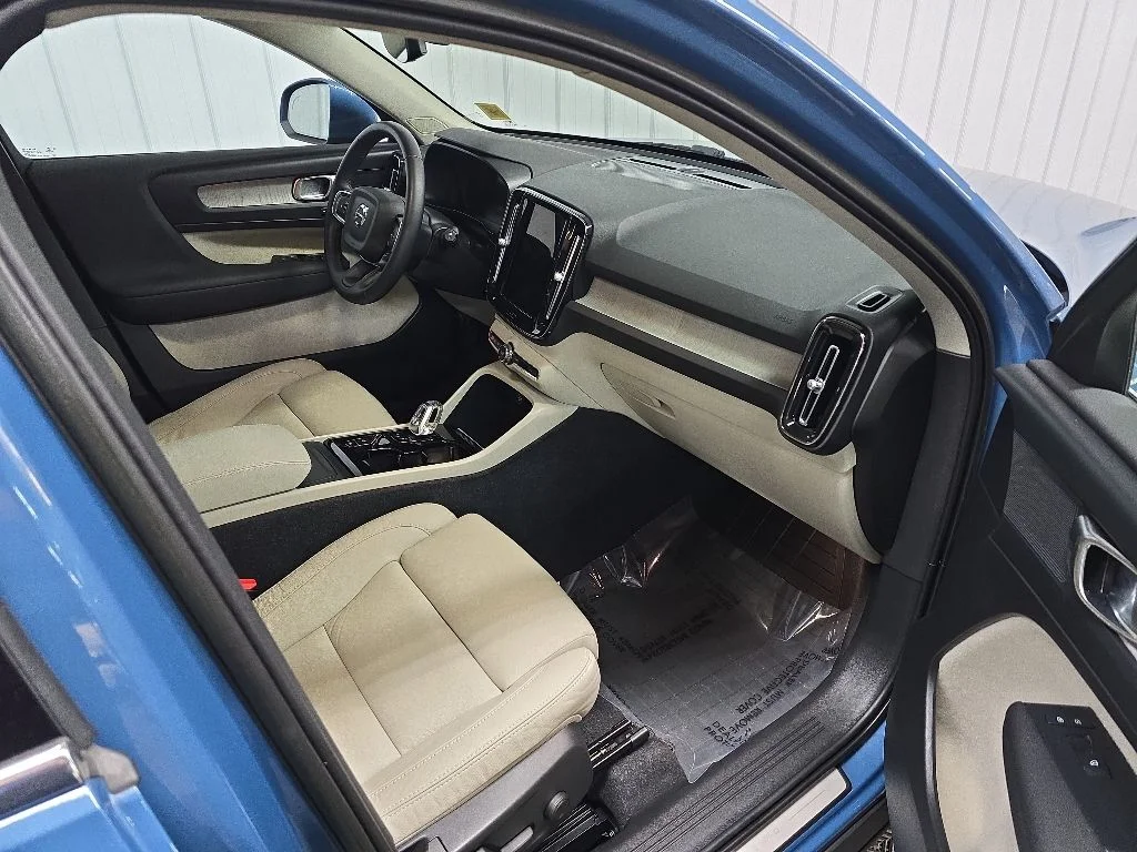 2023 Volvo XC40 Plus - Photo 16