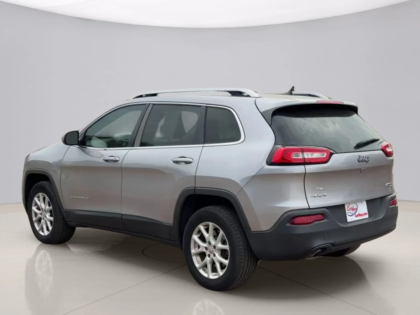 Used 2018 Silver Jeep LATITUDE image 3