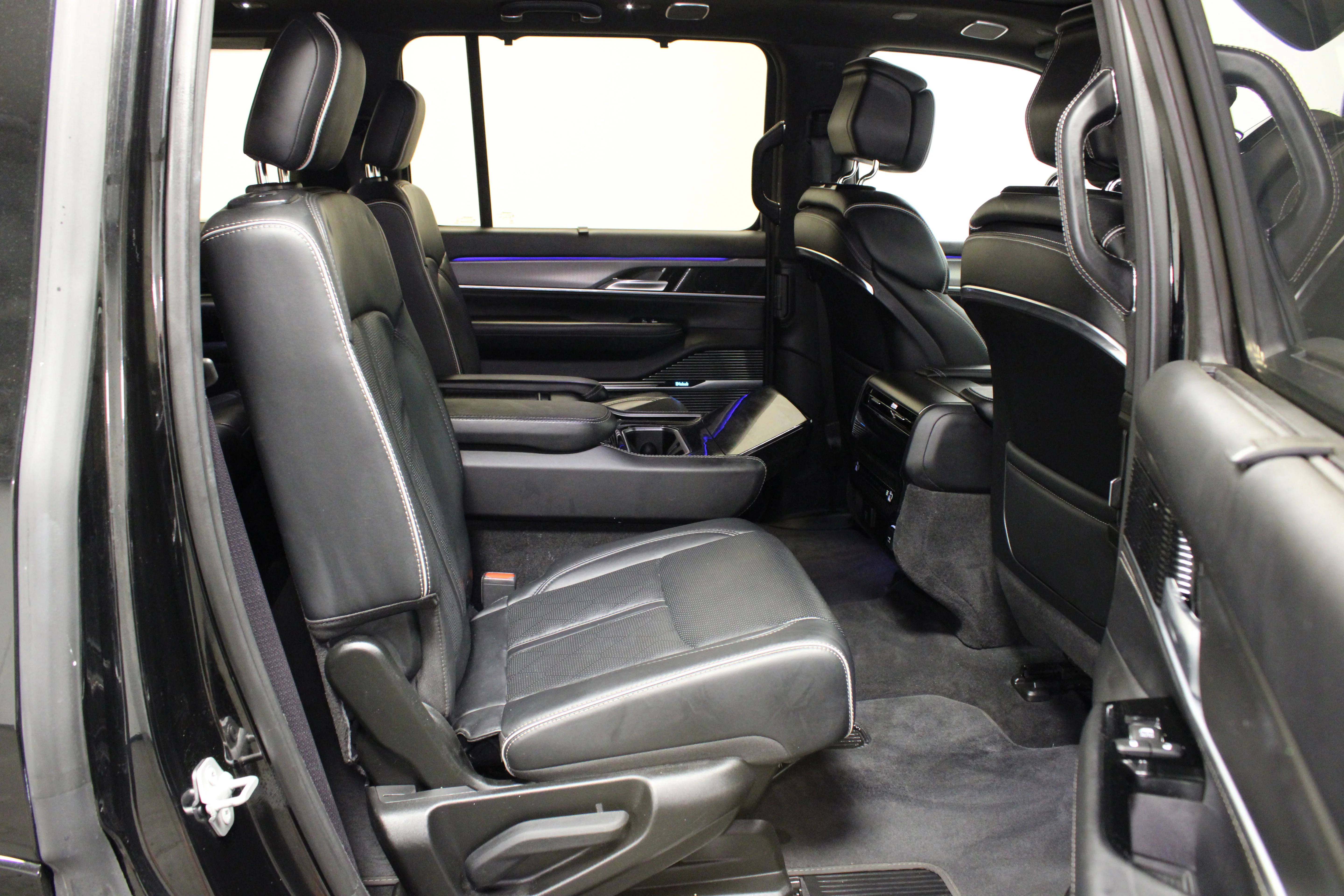 Used 2023 Diamond Black Crystal Pearlcoat Jeep Series II image 17