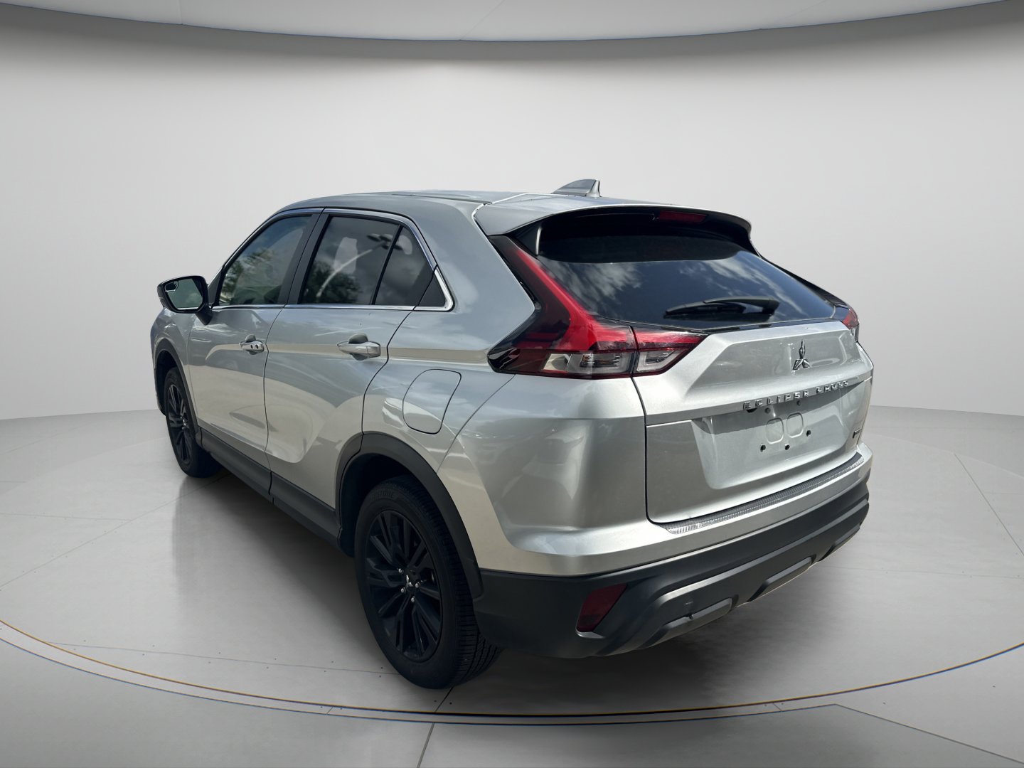 Used 2025 Silver Mitsubishi LE image 5