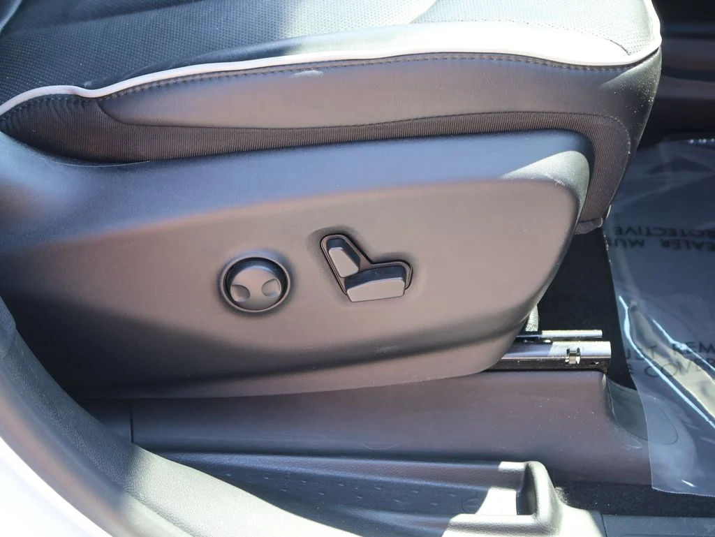 Used 2025 White Chrysler Limited image 9