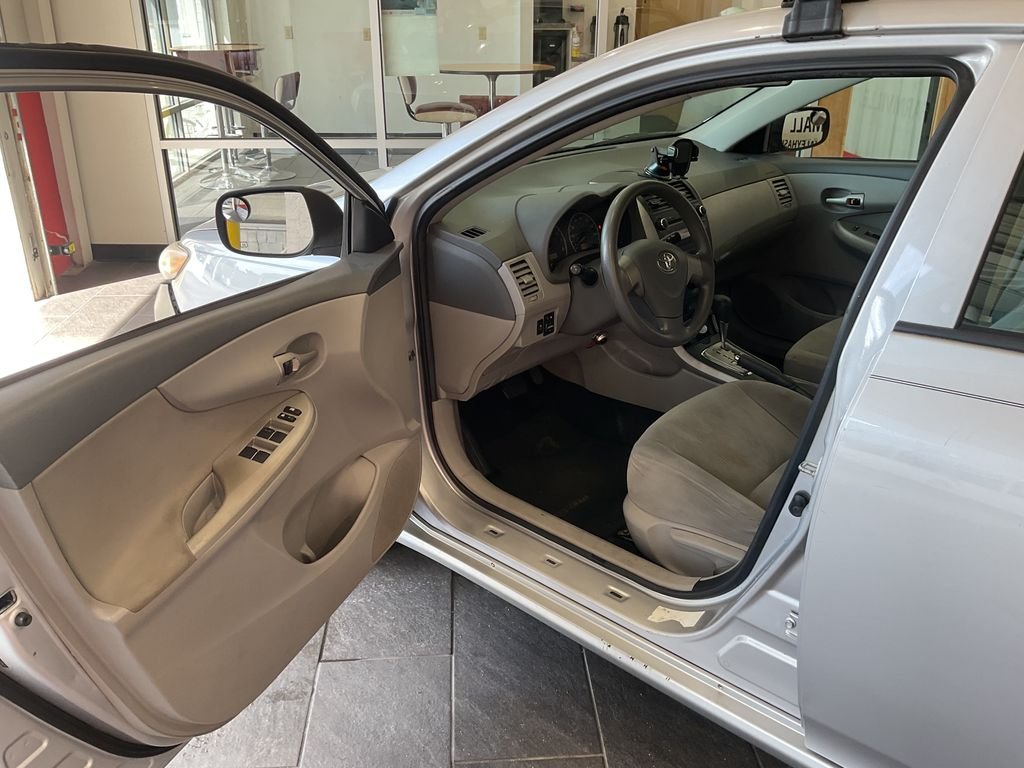 Used 2010  Toyota LE image 9