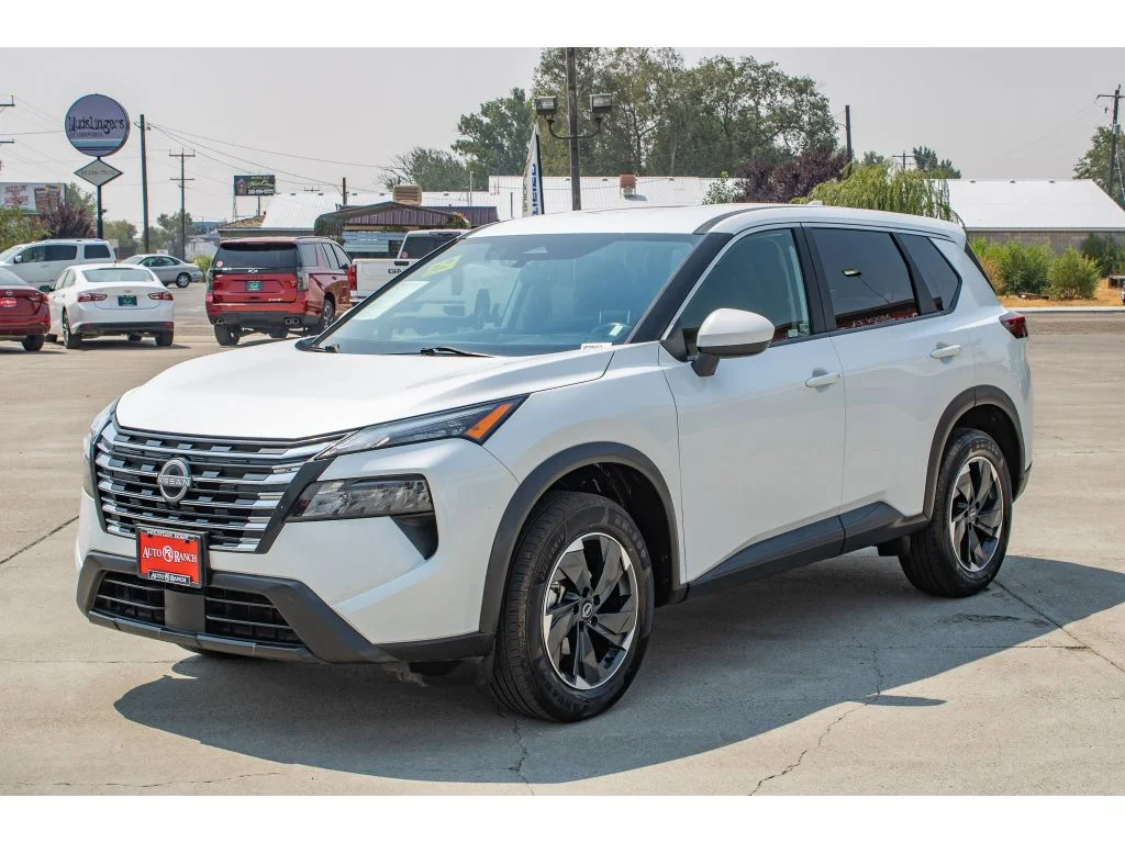 Used 2024 Everest White Pearl Nissan SV image 4