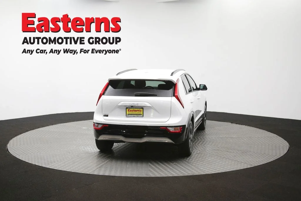 Used 2024 White Kia Wind image 37