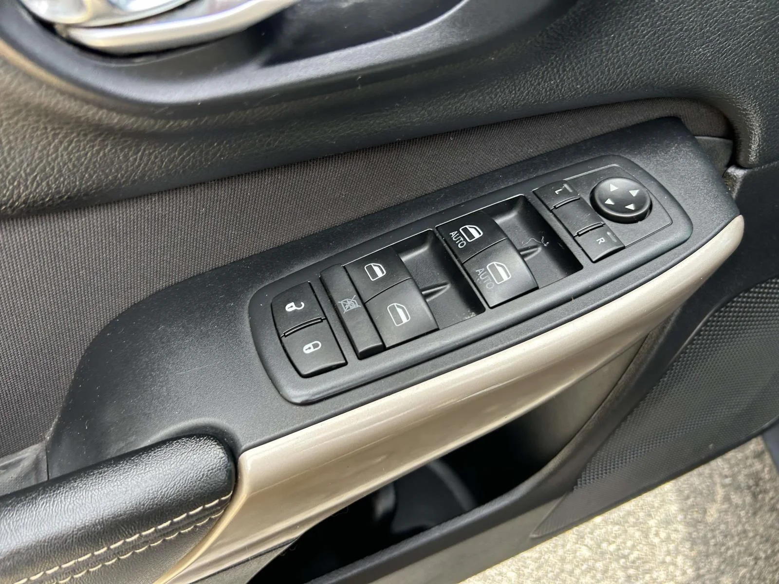 Used 2017 Gray Jeep Latitude FWD image 13