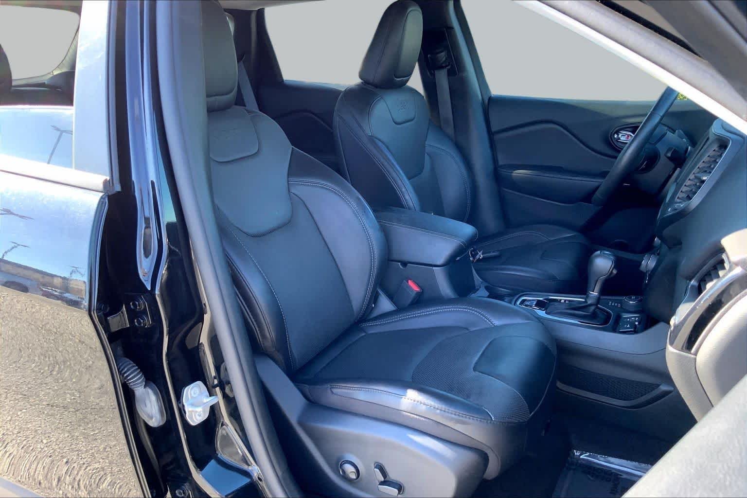 Used 2023 Diamond Black Crystal Pearlcoat Jeep Altitude Lux image 8