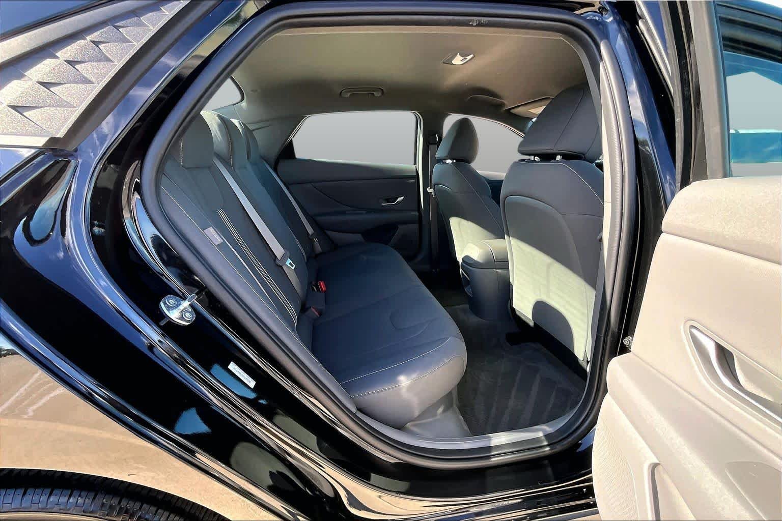 Used 2025 Abyss Black Hyundai SEL Sport image 19