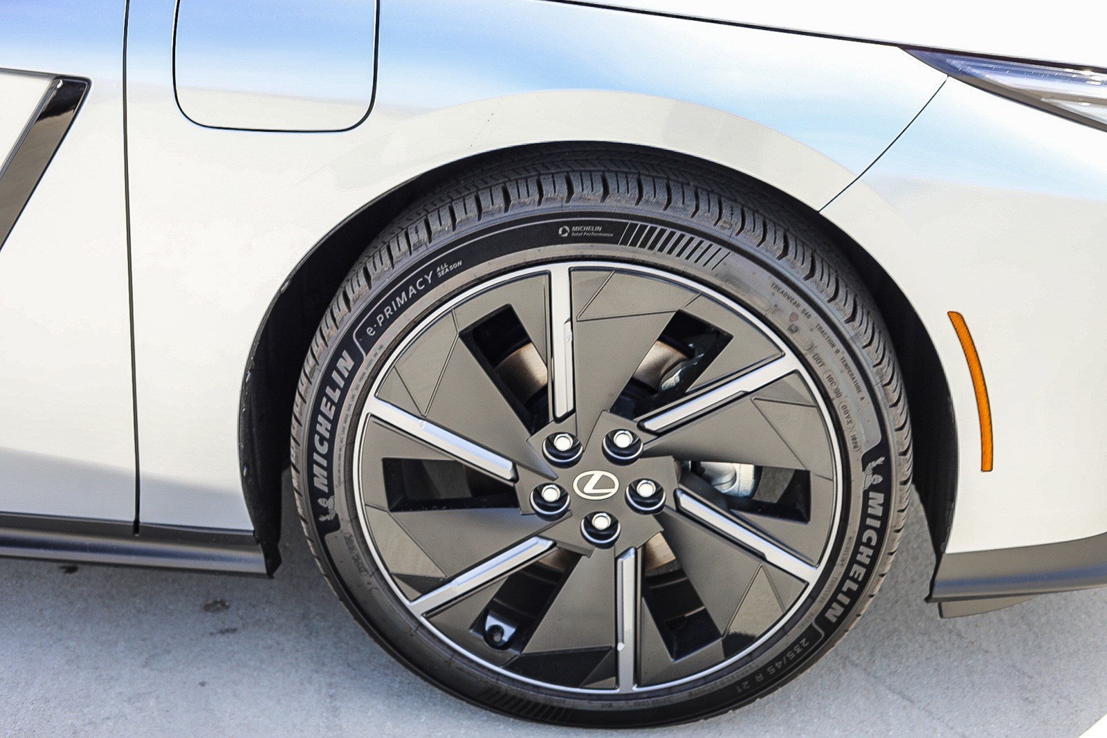 New 2026 Iridium Lexus ES 500e PREMIUM AWD image 9