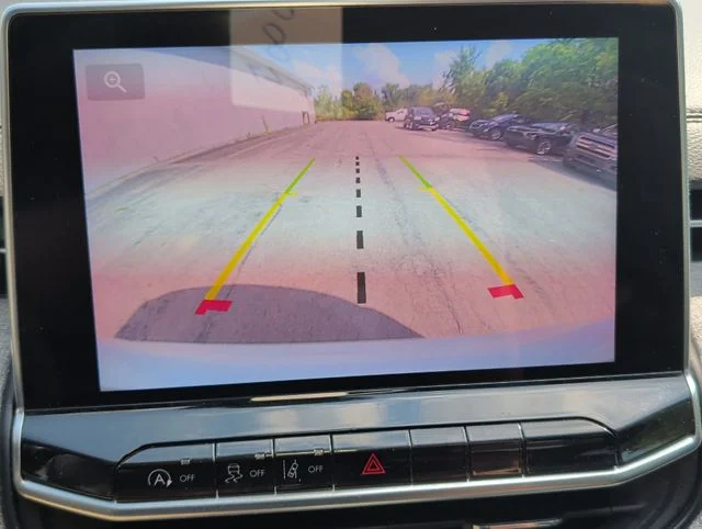 Used 2024 White/off-white Jeep Latitude image 16