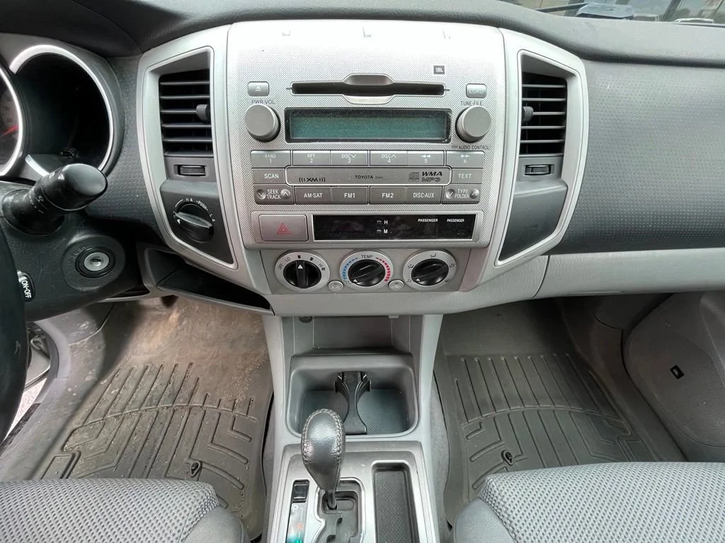 Used 2009 Silver Toyota BASE image 11