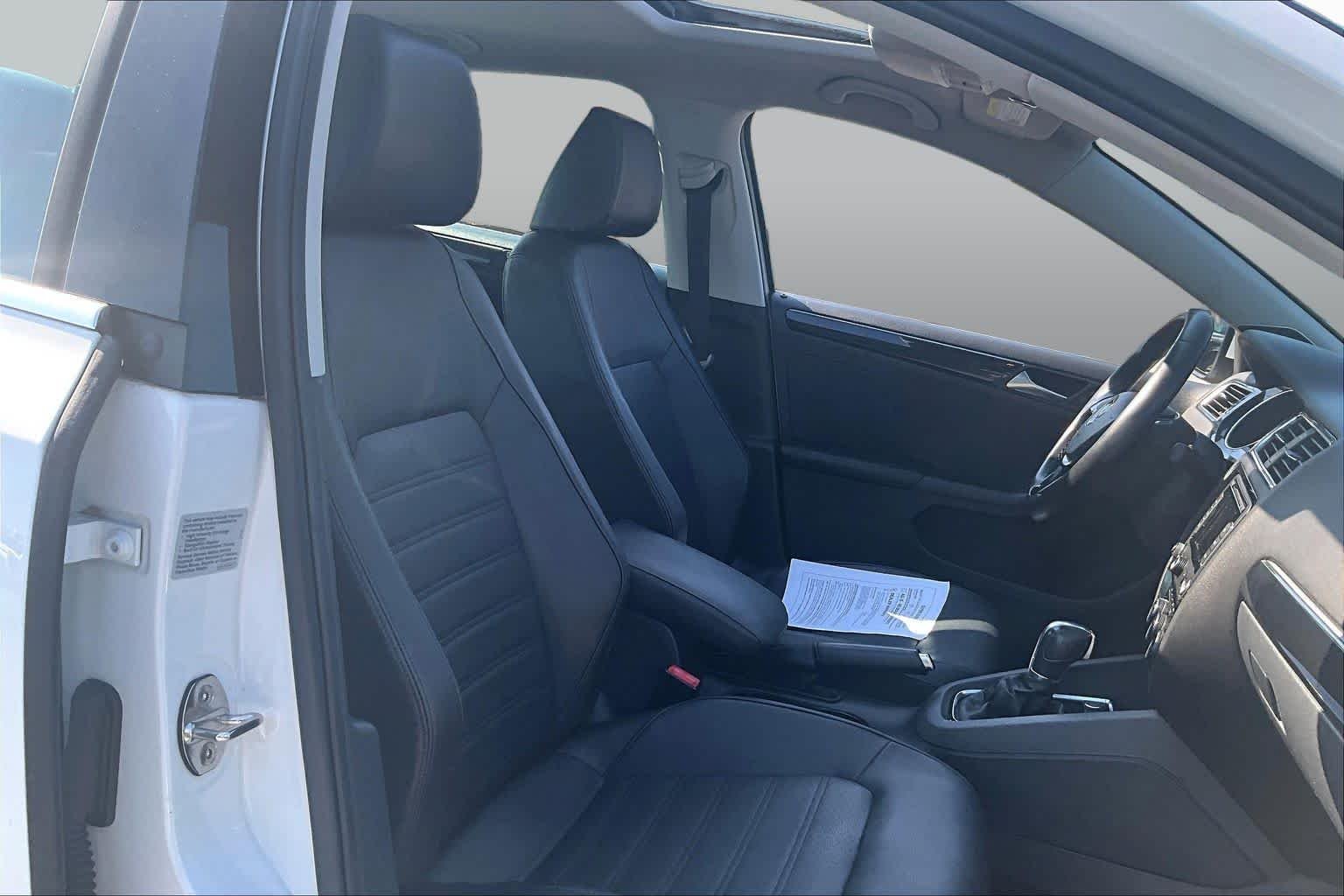 Used 2015  Volkswagen 1.8T SEL image 9
