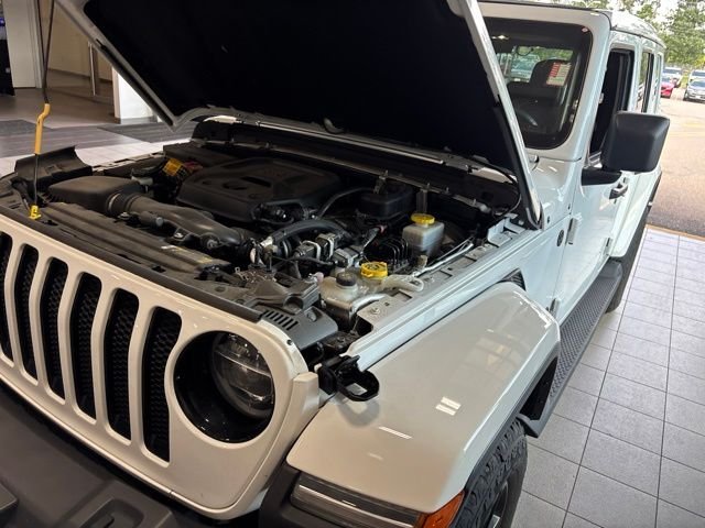 Used 2022 White Jeep Unlimited Sahara Altitude image 17