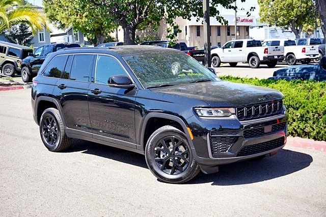 New 2026 Diamond Black Crystal Pearl-Coat Exterior Paint Jeep Altitude image 3