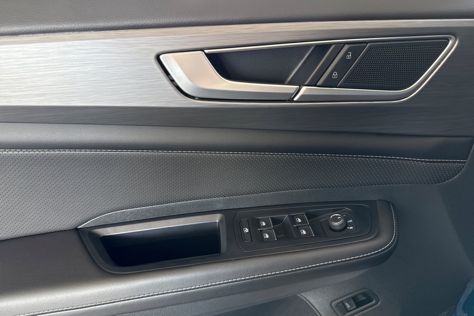 Used 2026  Volkswagen SE w/Technology image 10