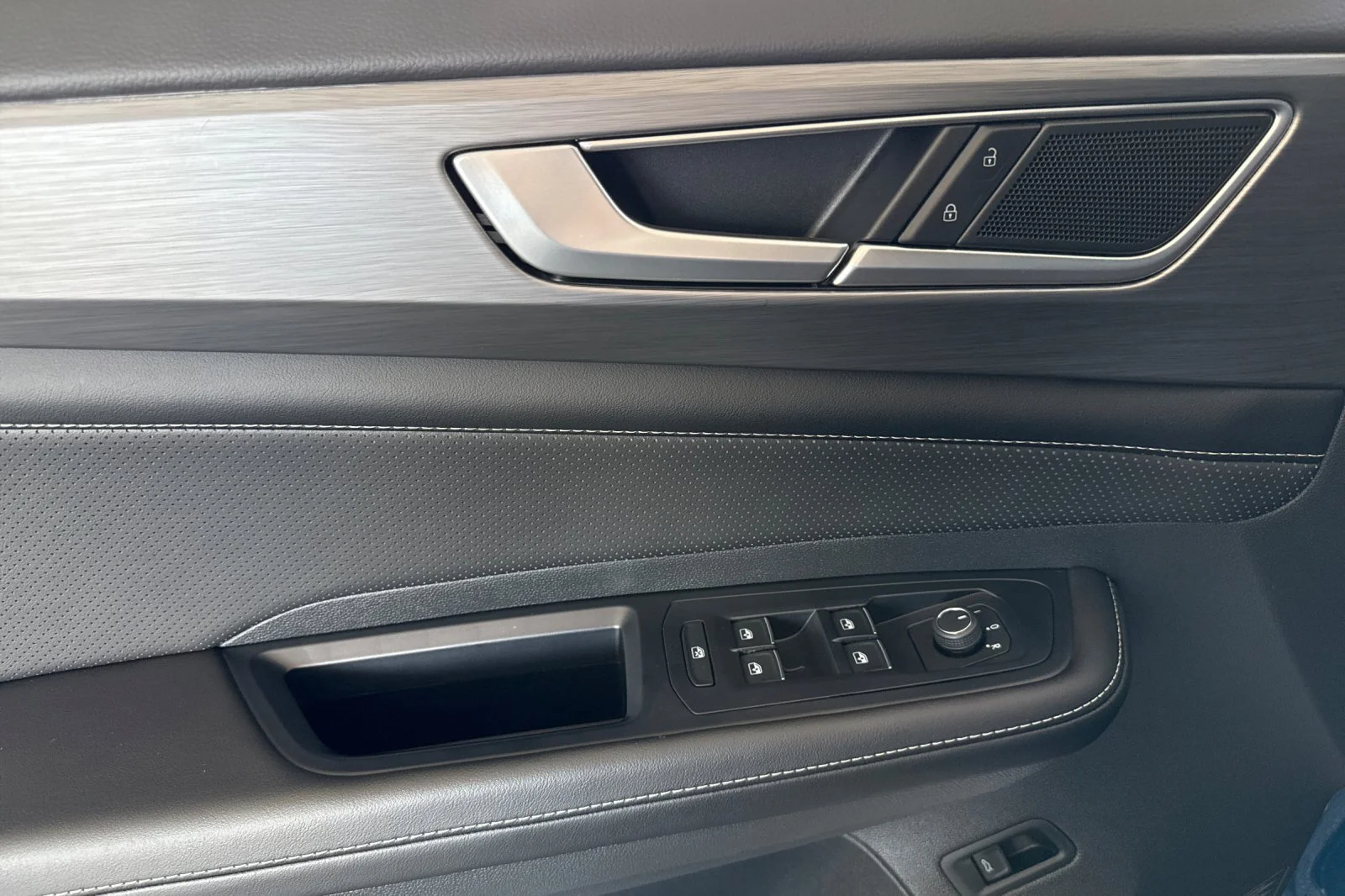Used 2026  Volkswagen SE w/Technology image 10