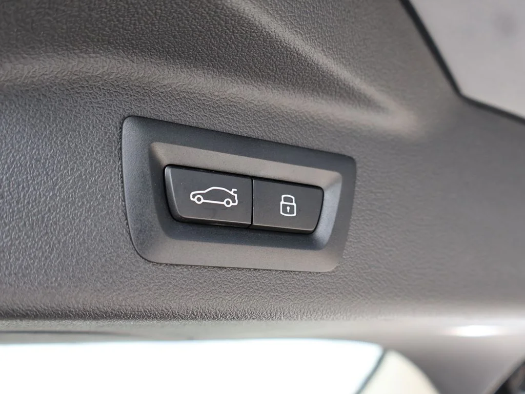 Used 2025 Black BMW xDrive40i image 17