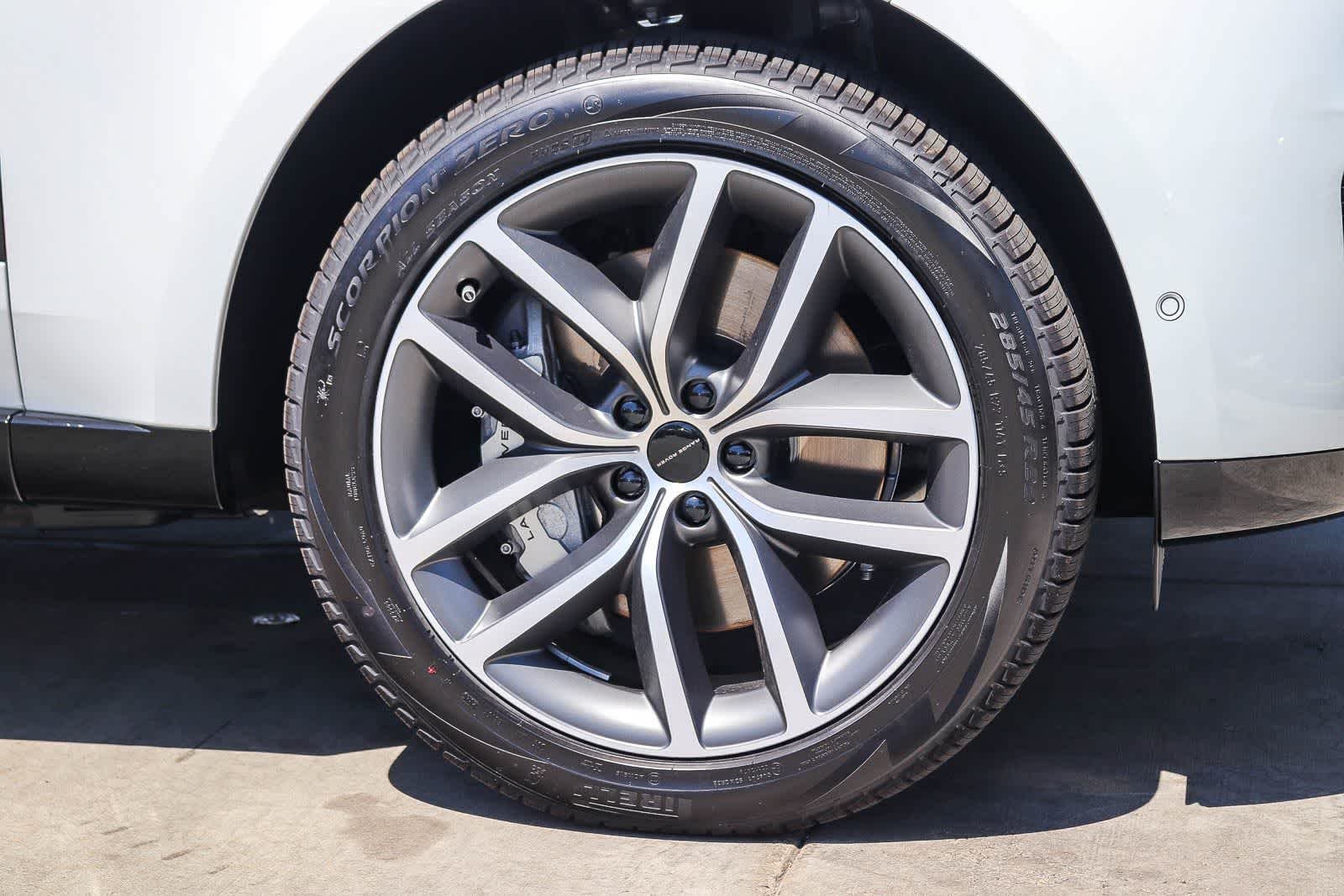 New 2026 Fuji White Land Rover SE image 9