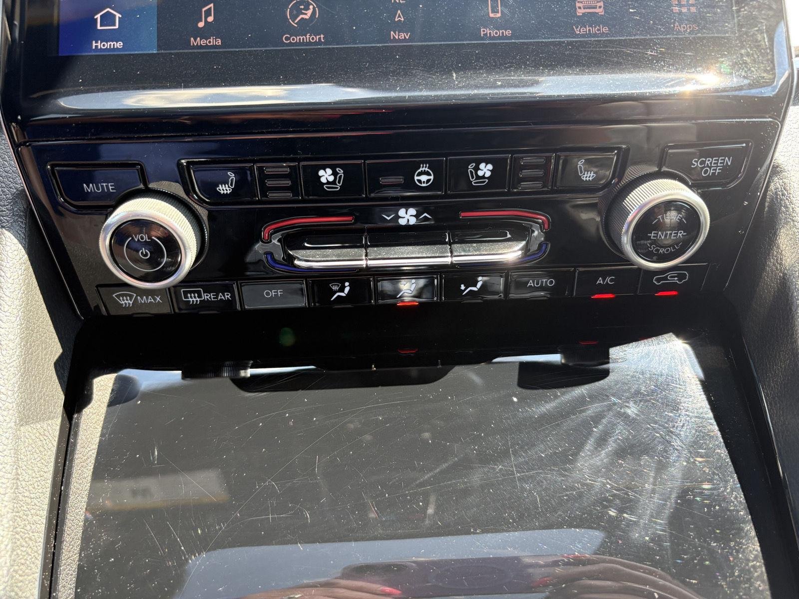 Used 2022 Diamond Black Crystal Pearlcoat Jeep Overland image 27