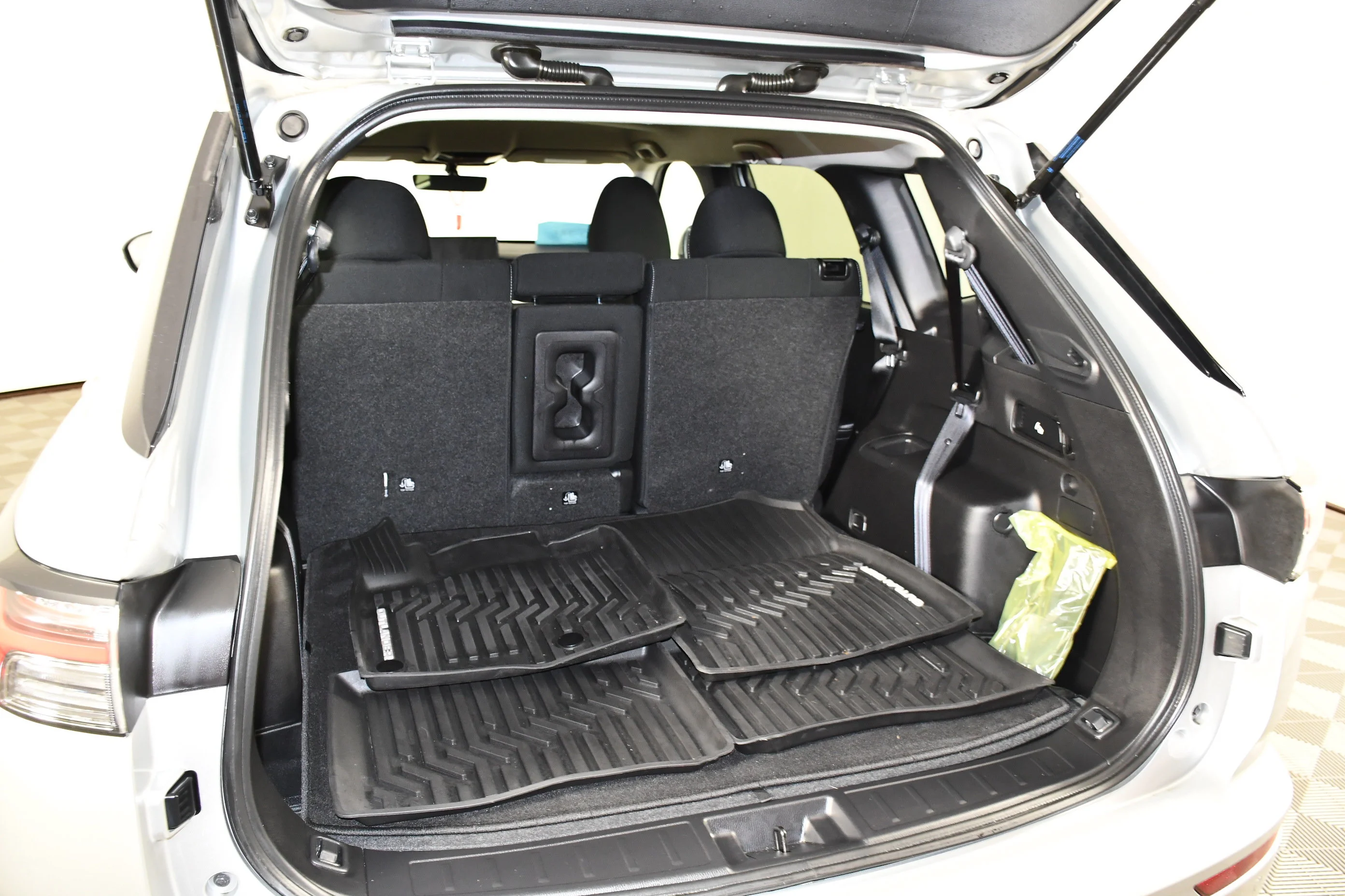 Used 2025 Silver Mitsubishi ES image 35