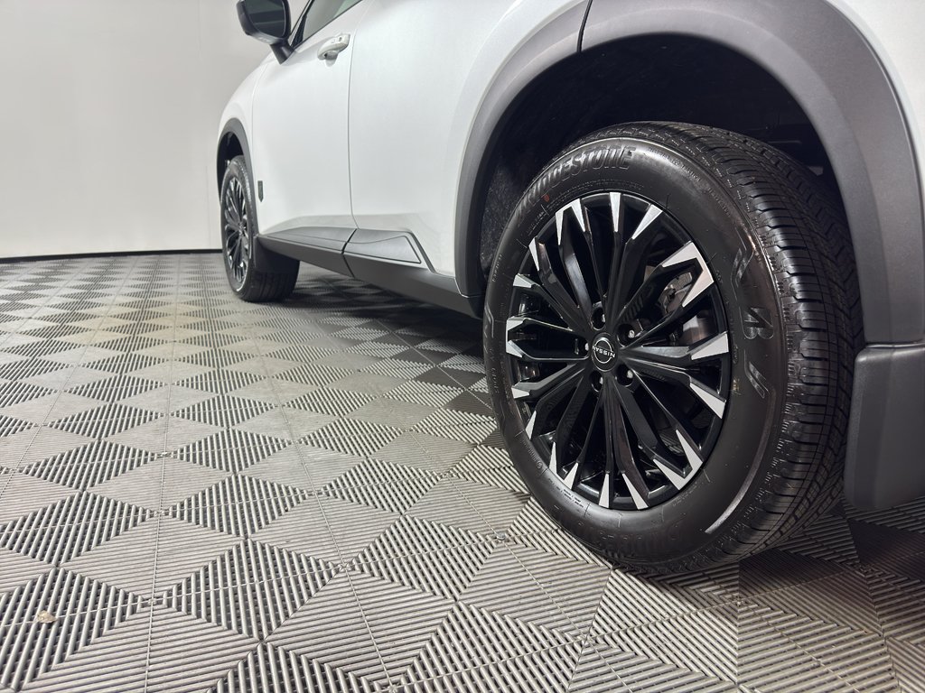 New 2026 Everest White Pearl TriCoat Nissan Dark Armor™ image 7