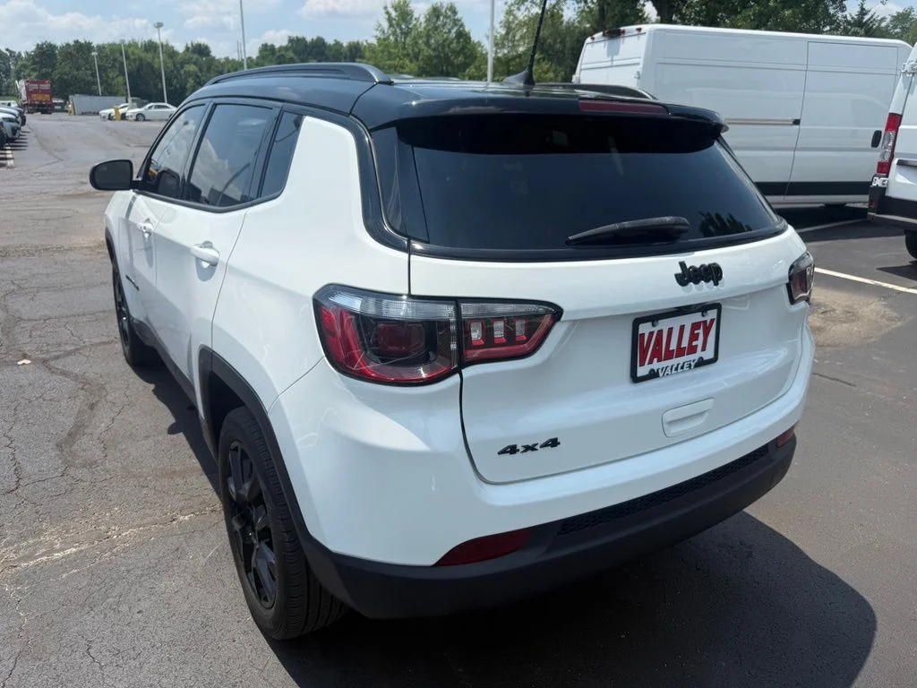 Used 2022 White Jeep Latitude image 6